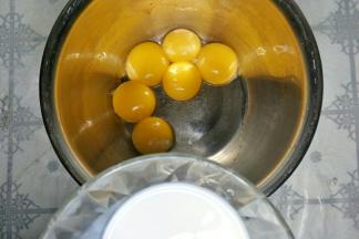 蛋黄中加入牛奶。