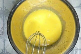 搅拌均匀至顺滑流动的状态。