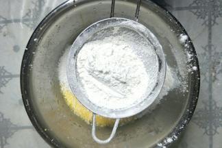 过筛加入低筋面粉。