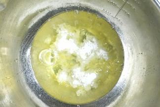 蛋清中加入柠檬汁，分三次加入白糖。