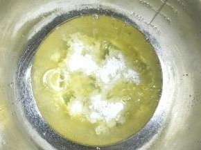 蛋清中加入柠檬汁，分三次加入白糖。