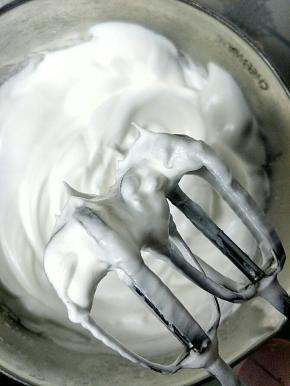 用手持电动打蛋器低速打发至打蛋器提起，蛋白呈直尖状态。