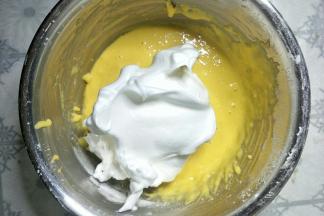 取三分之一蛋白加入蛋黄糊中。