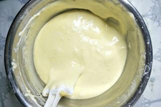 用刮刀翻拌均匀。