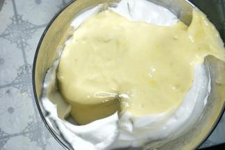 把蛋黄糊倒回蛋白盆中，用刮刀翻拌均匀。