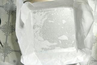 22厘米烤盘铺一层油纸。