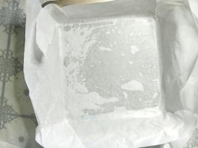 22厘米烤盘铺一层油纸。