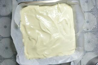 把蛋糕糊倒入模具中。