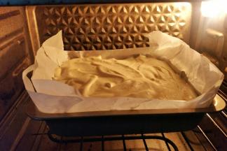 放入提前预热好的烤箱中层，上下火150度，约烤60分钟左右。