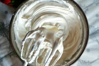 淡奶油加入糖粉，用手持电动打蛋器低速打发至奶油出现明显纹路，打蛋器提起，奶油呈尖角状态。