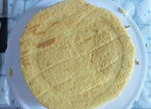 把蛋糕胚脱模后切成圆形。