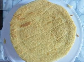 把蛋糕胚脱模后切成圆形。