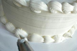 用多齿裱花嘴挤出花纹~