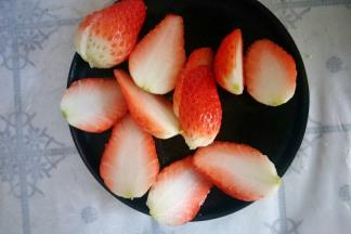 把草莓切块~