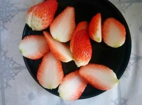 把草莓切块~