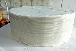 放入另一片蛋糕后，用奶油抹胚~