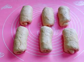 取一块松弛好的面团，用擀面杖擀长舌状，由上往下卷起来，依次做好，盖上保鲜膜再次松弛10分钟。