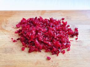 利用这时间，准备蔓越莓，将其切碎，尽量切的小一点儿。