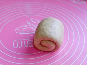 由下往上卷起来，收口处捏紧。