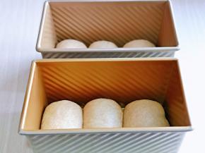 依次做好，放入模具中，我这个量是2个450克的吐司盒的量。