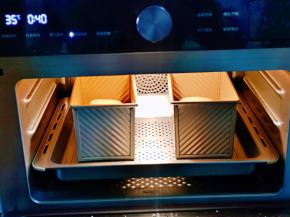 将模具入蒸烤箱，进行二次发酵，35度40分钟。