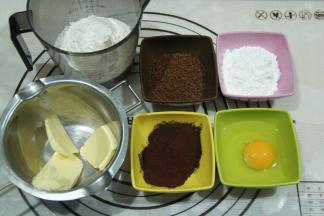 黄油提前切小块软化备用，需要软化到用刮刀轻易可以抹开哦。准备好其他需要的材料。咖啡粉如果略带颗粒，可以提前装保鲜袋，擀面杖擀细或者料理机打一下。