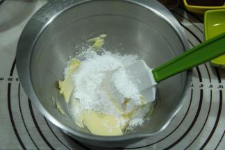 糖粉放入软化好的黄油中。