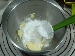 糖粉放入软化好的黄油中。