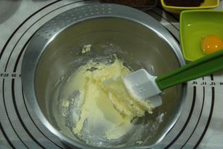 用刮刀先拌到看不见糖粉，防止糖粉飞溅。