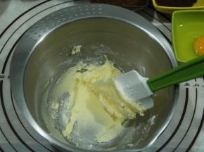 用刮刀先拌到看不见糖粉，防止糖粉飞溅。