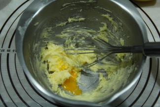 用蛋抽或者电动打蛋器，略微打到混合均匀。不用打发。然后分三次加入常温全蛋液，每加一次需要打到完全吸收再加下一次，直到蛋液完全加完。