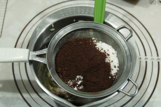 过筛入低粉、可可粉以及咖啡粉混合物。