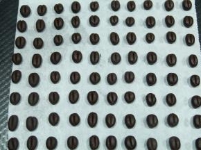 然后分3克一个小面团，搓成椭圆形小面团，排入铺好油纸的烤盘上，间隔一些距离。用刮板或者脱模刀尖在面团中部按压一下，压出一条缝隙，不要把面团压断哈。