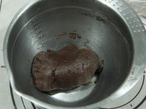 然后用刮刀切拌，往盆边按压，初步混合后，带PVC手套按压成均匀无干粉面团。不要过度揉。这是揉匀的面团。手速慢盖个保鲜膜防止面团变干。