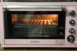 放入预热18度，预热好的烤箱中层，转上下155度，烤16分钟。时间和温度需要根据自己烤箱微调哦。