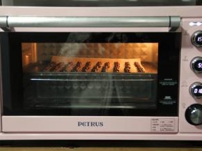 放入预热18度，预热好的烤箱中层，转上下155度，烤16分钟。时间和温度需要根据自己烤箱微调哦。