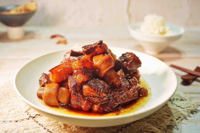 寒冬不能缺的一道硬菜#红烧肉炖豆皮卷