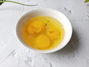 鸡蛋加一点料酒与十三香。