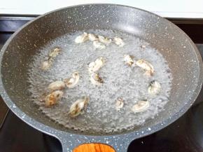 水开下牡蛎焯水30秒捞出。