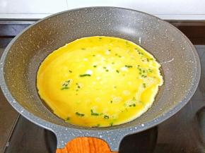 热锅凉油倒入鸡蛋液【油温太高鸡蛋液摊出来马上就鼓起来了】