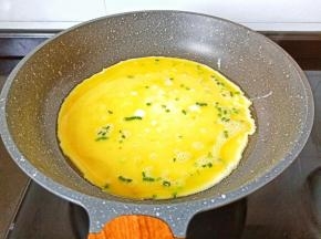 热锅凉油倒入鸡蛋液【油温太高鸡蛋液摊出来马上就鼓起来了】