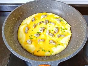 待鸡蛋液快凝固时放入牡蛎。