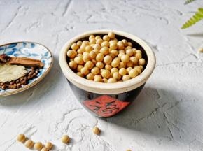 黄豆搭配香料炖起来吃。