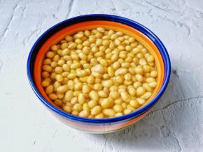 黄豆温水泡发至变大。