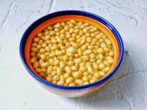 黄豆温水泡发至变大。