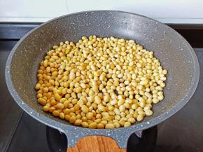 泡发好的黄豆倒入锅里。