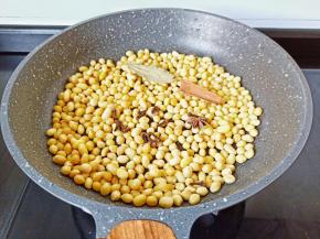 放入香料【可以放一些家中常备的就可以】