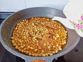 加入清水与刚才泡黄豆的水。