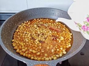 加入清水与刚才泡黄豆的水。