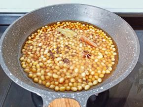 水量没过黄豆一点就可以。